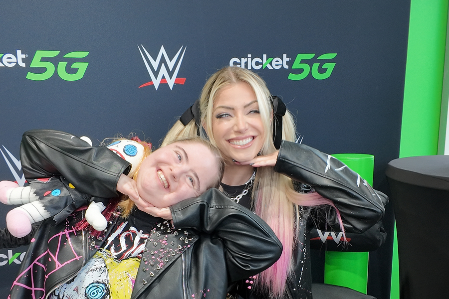 WWE fans at WWE and Cricket Wireless event