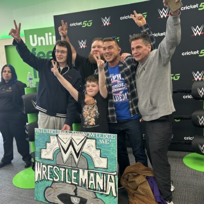 Las superestrellas Chad Gable y las superestrellas de la WWE Otis se reúnen y saludan con los fans